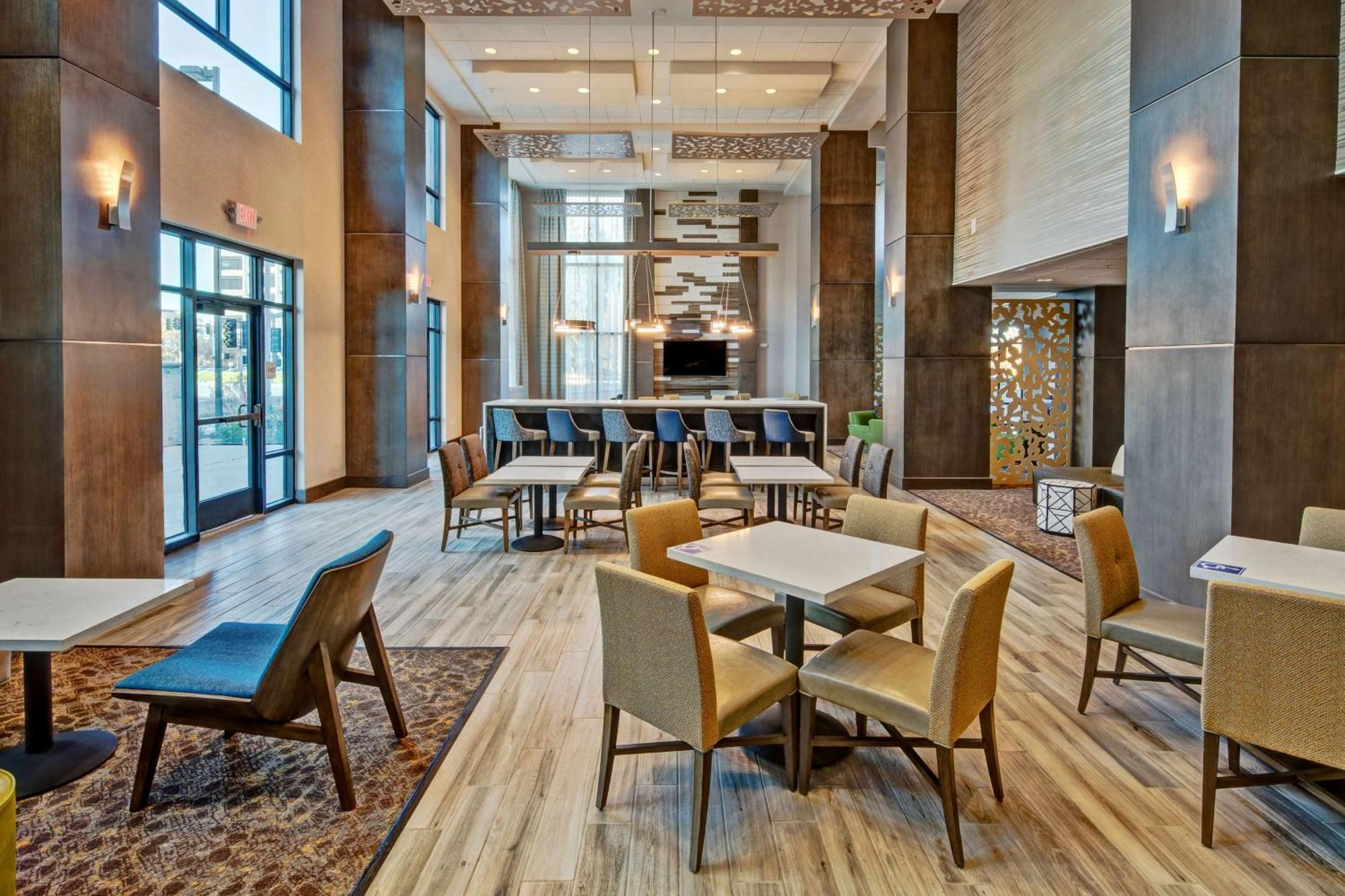 Hampton & Airport Hotel